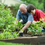 père et fils en train de jardiner