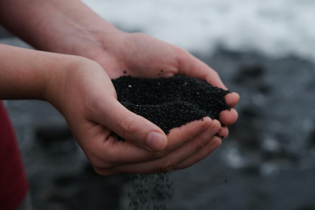 compost, femme ayant du compost dans les mains